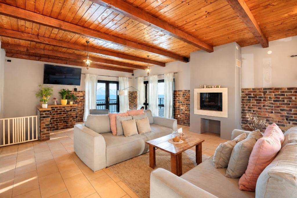Galeb Bed and Breakfast - living room with sea view in Baćina, Croatia